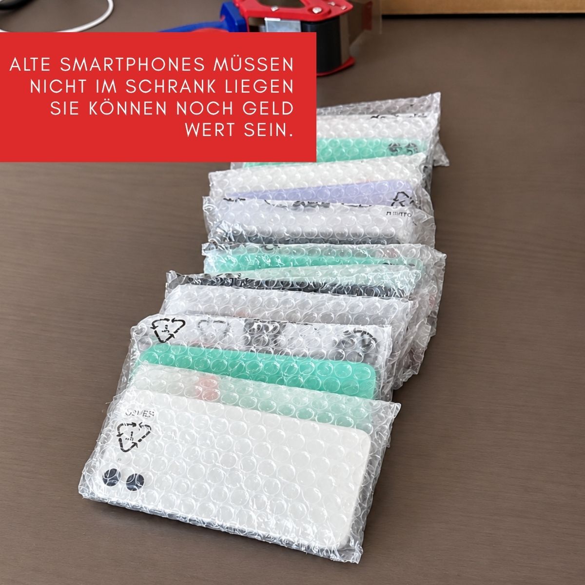 Ausgemusterte Smartphones, die für Prüfung und Weiterverkauf vorbereitet sind